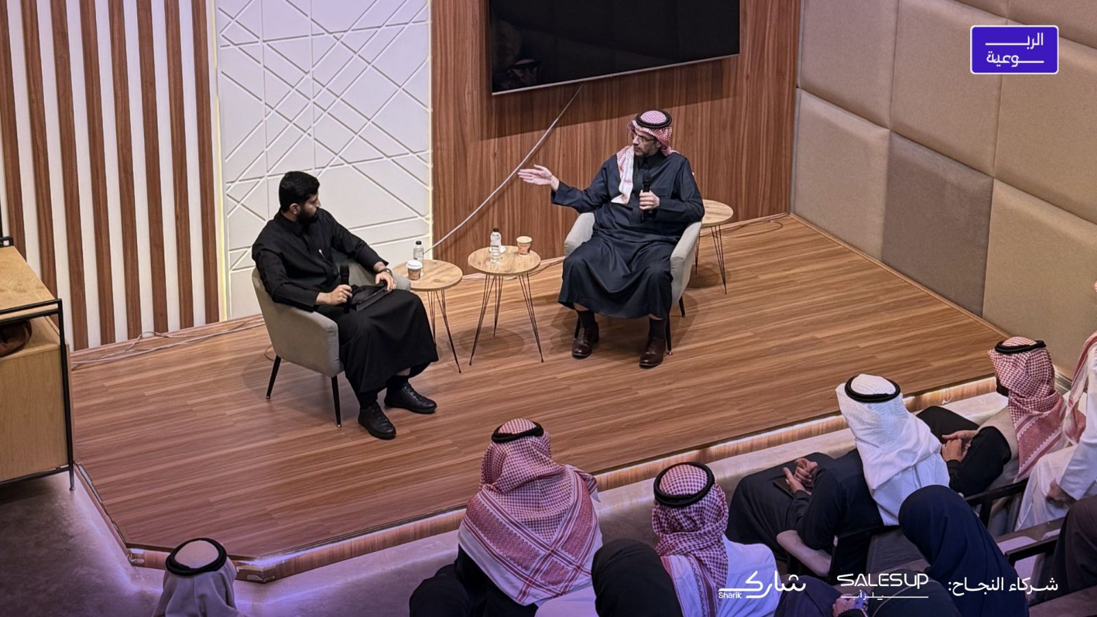 مشهد عام لمسرح لقاء الربوعية مع رائد الغامدي